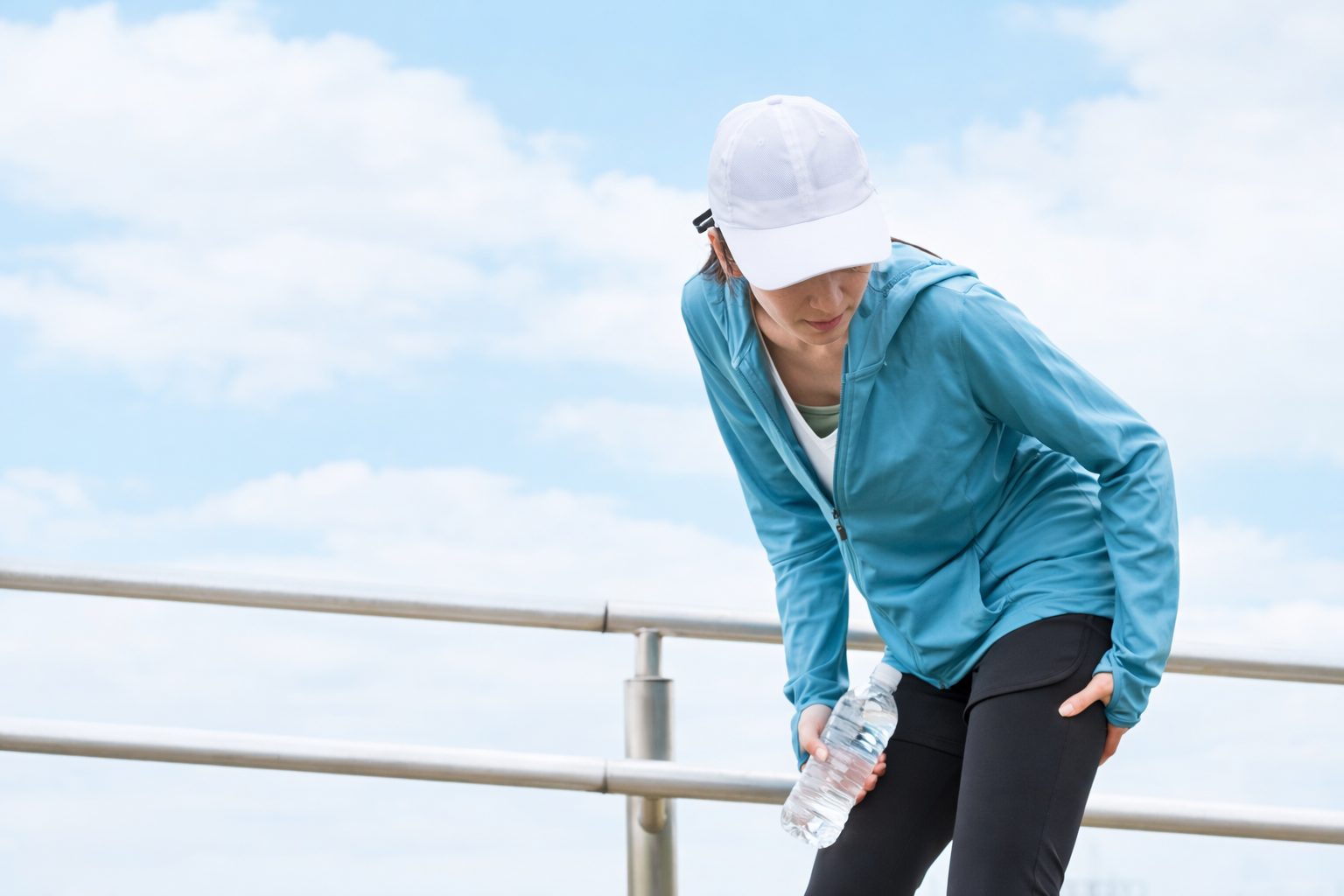 股関節の違和感で動作がつらいイメージ